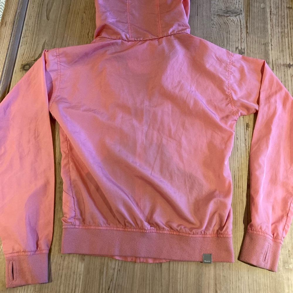 Bench Windbreaker - Picture 2 of 7